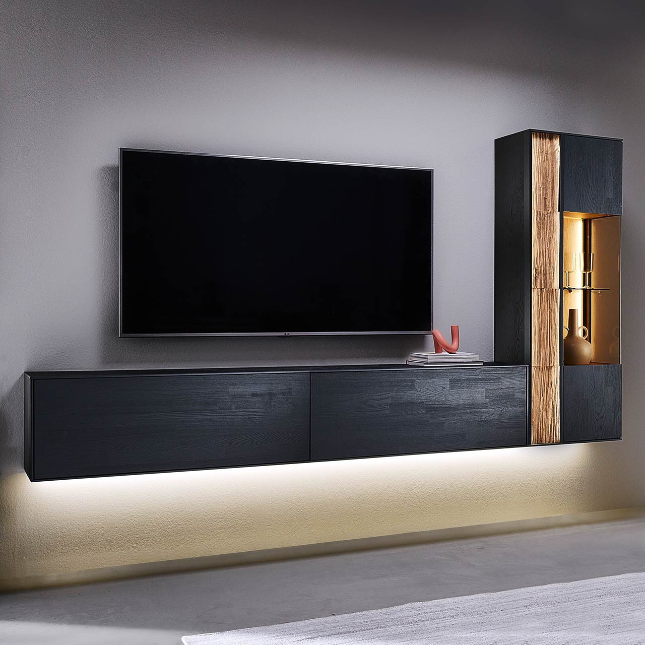Moderne Wohnwand mit Materialmix aus Lack anthrazit mit Spaltholz-Akzenten und Parsolglas-Vitrinenausschnitten