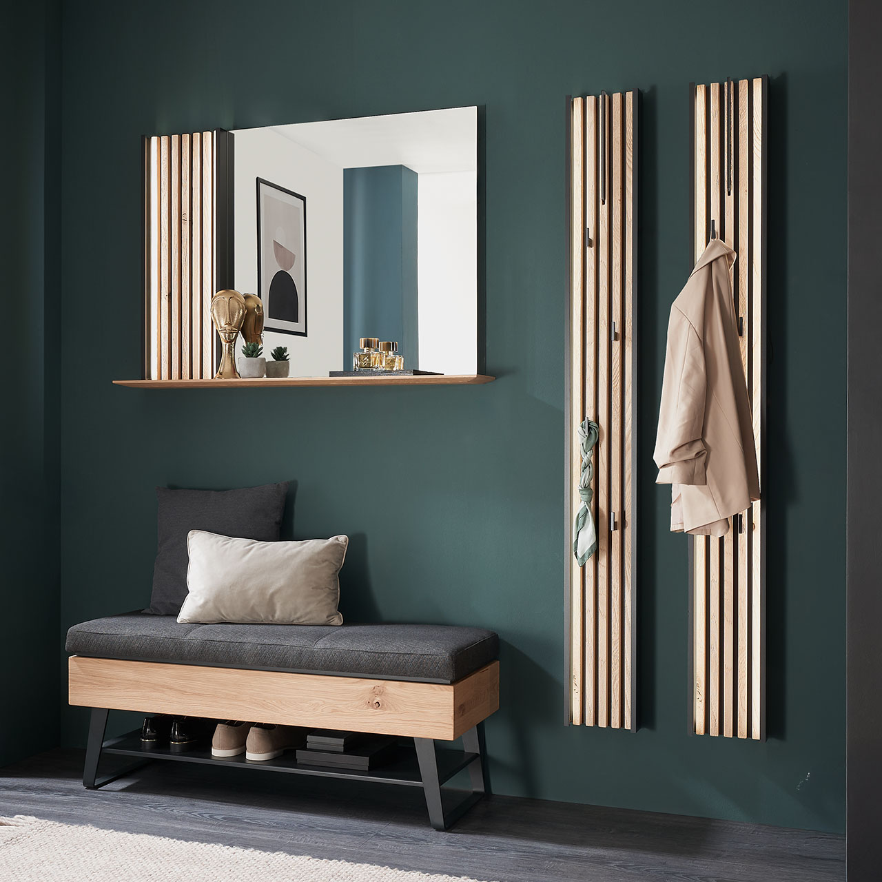 Moderne vierteilige Garderobe aus massiver Kerneiche Natur: Ein Spiegelpaneel mit Lamellen-Akzent, zwei Garderobenpaneele mit Lamellen-Rückwand und Kleiderhaken und eine gepolsterte Sitzbank auf Metallkufen mit Stauraumfach.