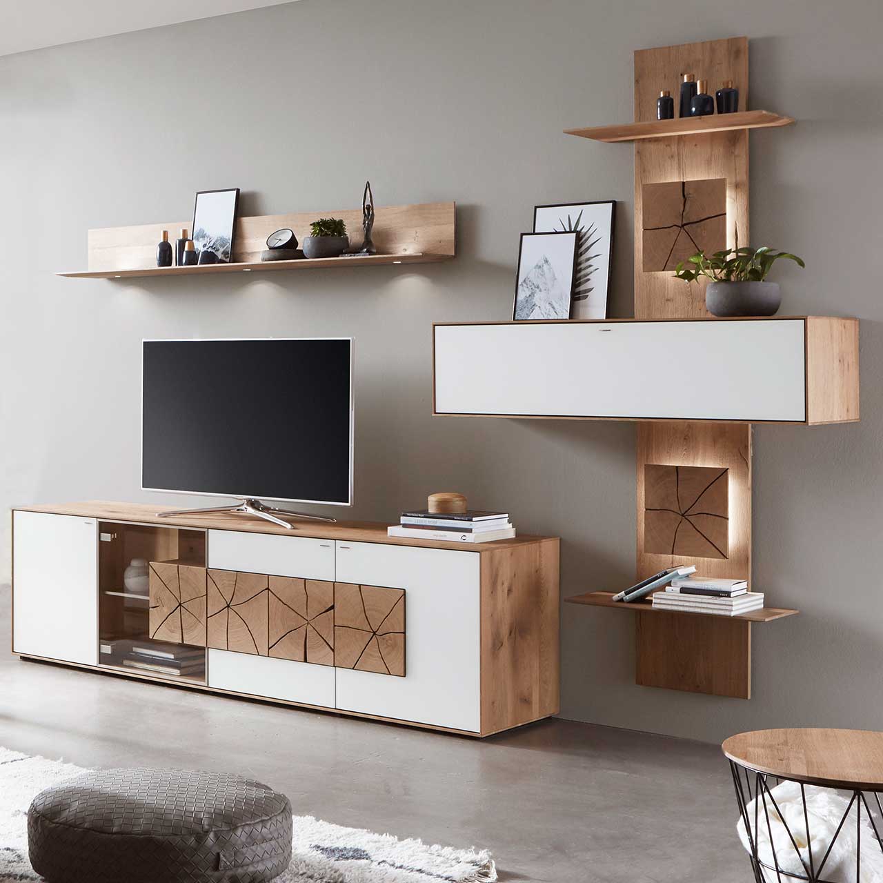 Hartmann CAYA - Wohnkombination 7170 Nr. 60W Moderne dreiteilige Massivholz Wohnwand aus Kerneiche Umato mit Mattglas weiß Fronten: Lowboard mit Glasausschnitt und Hirnholz, Wandregal aus Holz, schlichter Hängeschrank eingefasst in ein Holzwandpaneel mit Ablageböden.