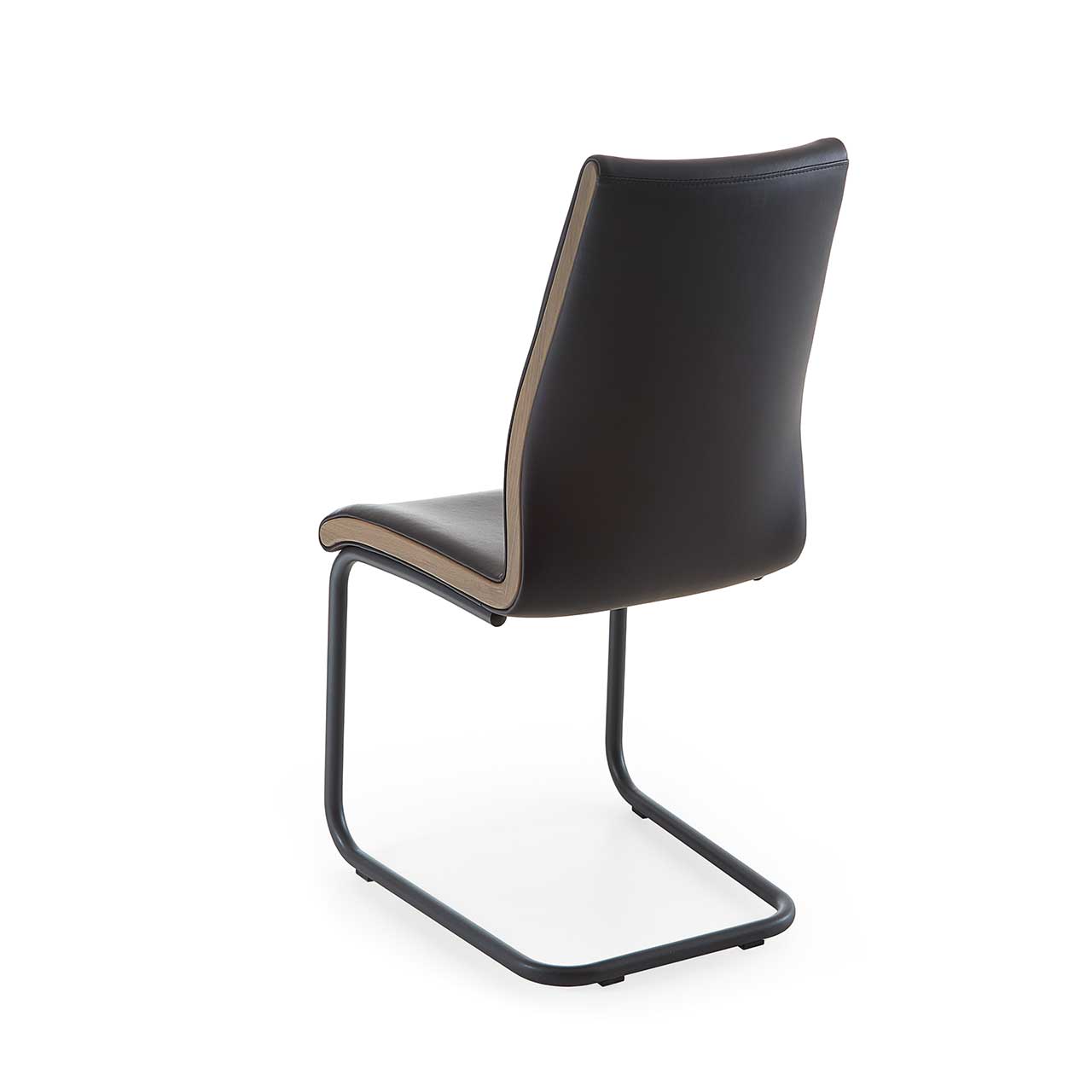 Rückansicht eines Freischwingers mit schwarzem Lederbezug, Metallgestell in Anthrazit und seitlicher Holzapplikation in Altholzbuche Uyaa.