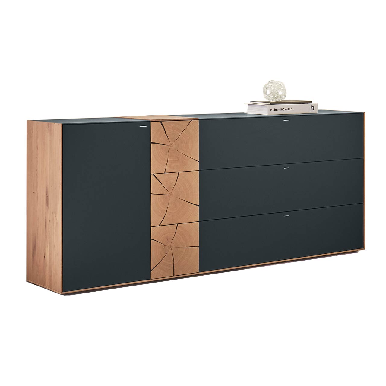 Modernes Sideboard aus massiver Kerneiche Umato mit Mattglas anthrazit Fronten und dekorativer Hirnholz Applikation aus drei vertikal verlaufenden rechteckigen Hirnholzscheiben.