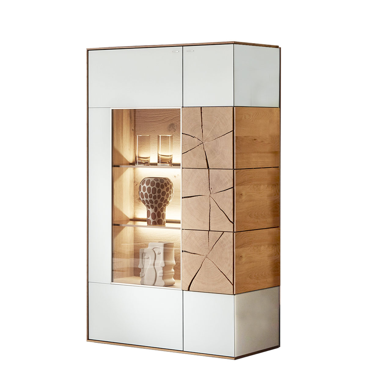 Modernes Highboard aus massiver Kerneiche Umato mit Mattglas weiß Front, mit einer großen Glastür und einer Holztür mit dekorativer Hirnholz Applikation aus drei vertikal verlaufenden, rechteckigen Hirnholzscheiben. 