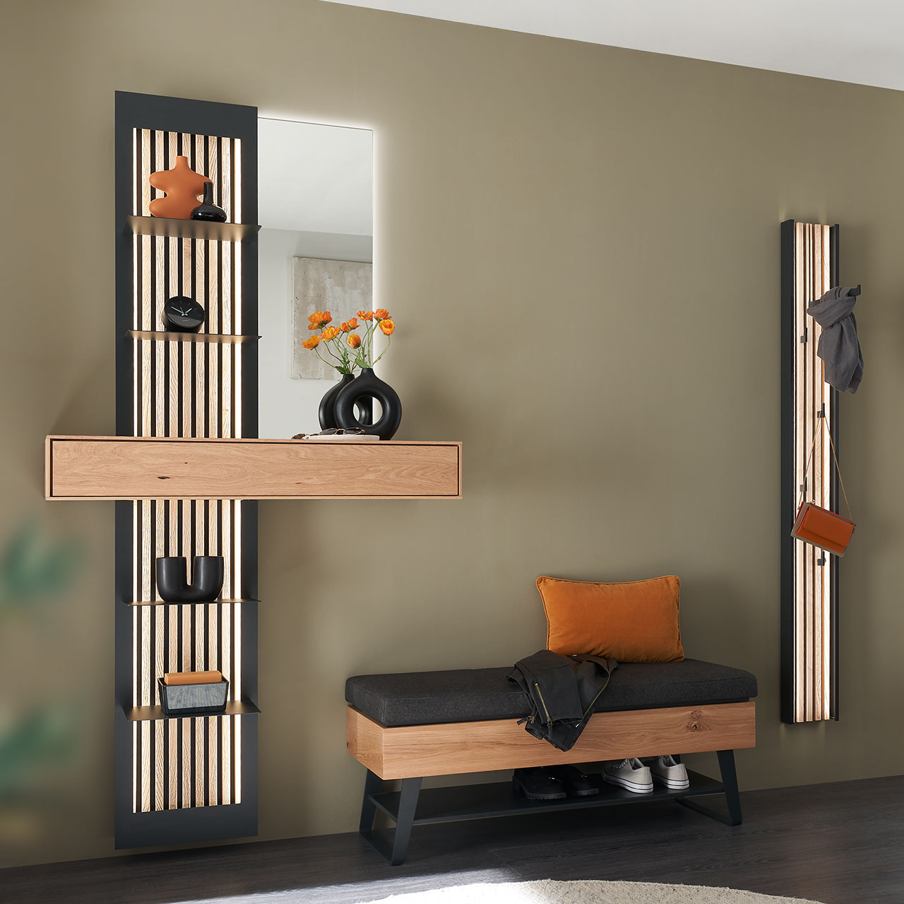 Moderne vierteilige Garderobe aus massiver Kerneiche Natur: Ein Regalelement mit Schubkasten, Ablageböden und Lamellen, eine Wandgarderobe mit Lamellen-Rückwand und eine Sitzbank auf Metallkufen mit Stauraumfach.