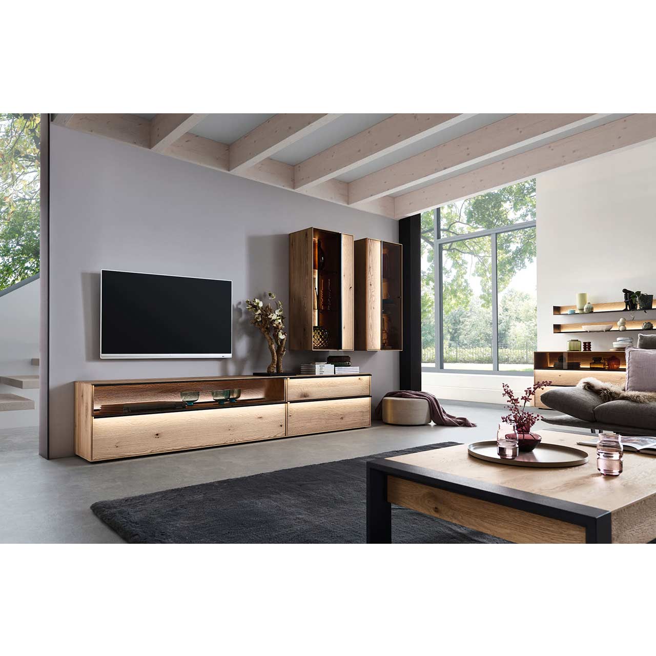 Modernes Wohnzimmer mit Motivtapeten und massiven Möbeln aus Kerneiche