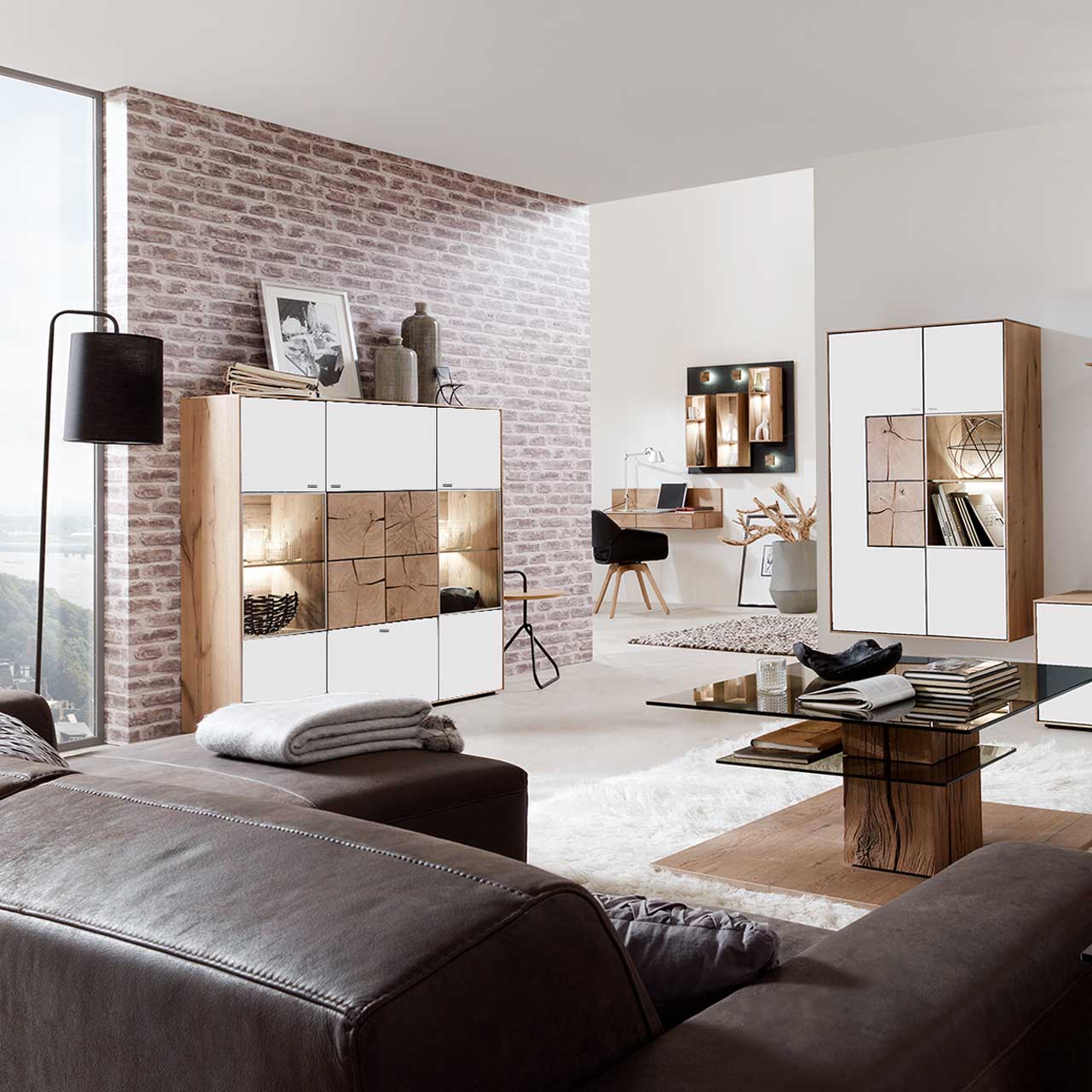 Milieubild Hartmann CAYA - Highboard 7170-7138W Modernes Highboard aus massivem Holz mit Mattglas weiß Fronten, rechts und links mit beleuchtetem Glasausschnitt, mittig mit vier dekorativen, rechteckigen Hirnholzscheiben in Kerneiche Umato - in Wohnzimmer stehend, davor Glas-Couchtisch.