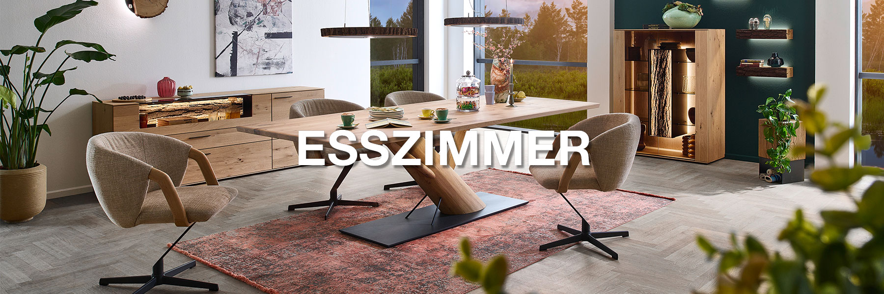Hartmann Möbel - Kategorie ESSZIMMER - Tische, Stühle, Sideboards uvm. Esszimmermöbel der Marke Hartmann: Esstisch aus massiver Eiche mit skulpturalem Mittelfuß, fünf gepolsterte Drehstühle mit Armlehne, passende Anrichte und beleuchtete Vitrine – Serie im modernen Naturholz-Design.