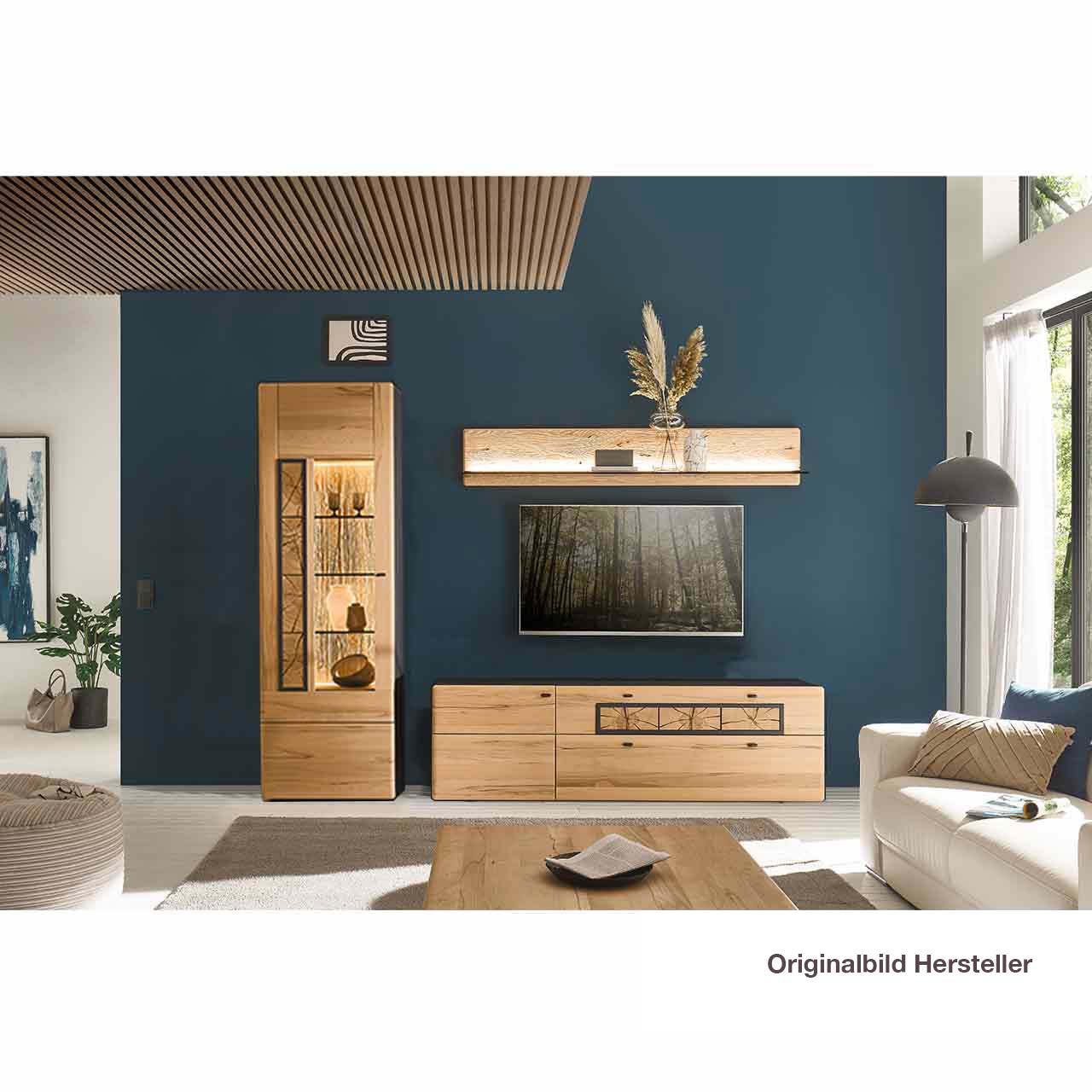 Dreiteilige Wohnwand aus massiver Kernbuche gebürstet: Hochvitrine mit geöffneter Holz/Glastür und Hirnholzscheiben mit drei Glaseinlegeböden, Lowboard mit offener Tür und zwei Schubkästen, darüber hängend ein beleuchtetes Wandpaneel.