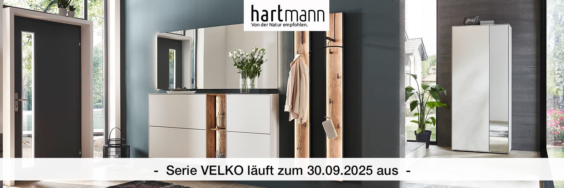 Hartmann VELKO - Flurmöbel aus massiver Birke weiß lackiert kombiniert mit Kerneiche Umato und Metall anthrazit - Möbelprogramm läuft zum 30.09.25 aus! Ambientebild zeigt zwei weiße Schuhkipper großen Wandspiegel und zwei Wandgarderoben.