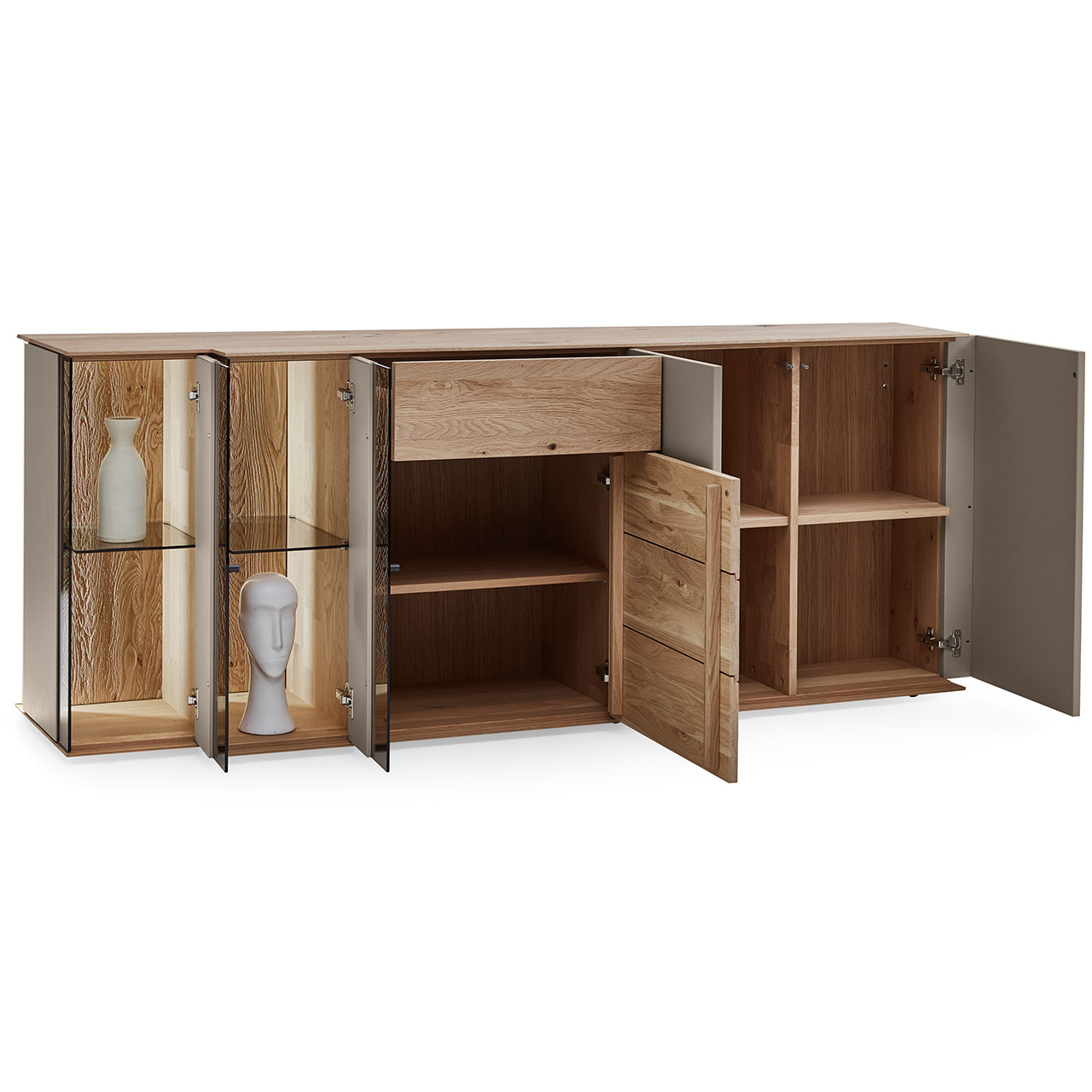 Kommode aus Kerneiche Massivholz mit Lackfronten Sand und Riffholz. Mit zwei geöffneten Lacktüren, einem offenen Schubkasten und offener Tür und zwei geöffneten Glas-Lacktür in asymmetrischem Design. Innenliegend Holz-und Glasböden.