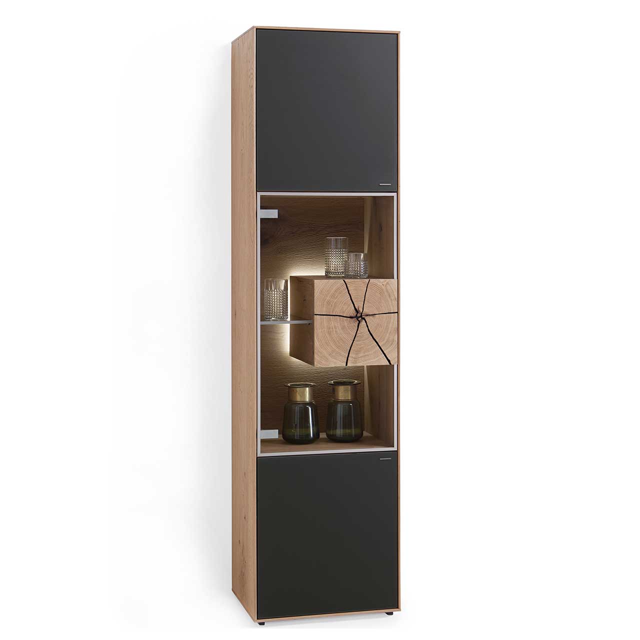 Moderne Standvitrine aus massiver Kerneiche Umato mit Mattglas anthrazit Front, mittig mit beleuchtetem Glasausschnitt, Glasboden und Hirnholzblock aus hellem Holz. 
