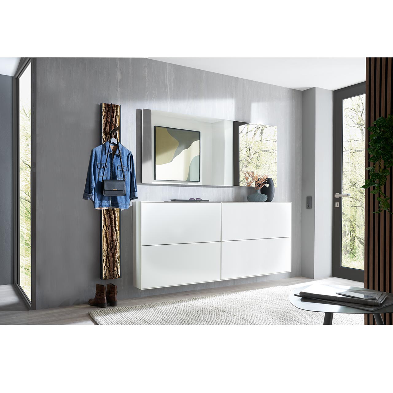 Flur mit modernen Garderobenmöbeln aus massiver Kernbirke weiß lackiert: Zwei Schuhkipper in Lack weiß, darüber ein langer, rechteckiger Wandspiegel, links ein Garderobenpaneel mit ausklappbarem Kleiderhaken und Rinden-Akzent.