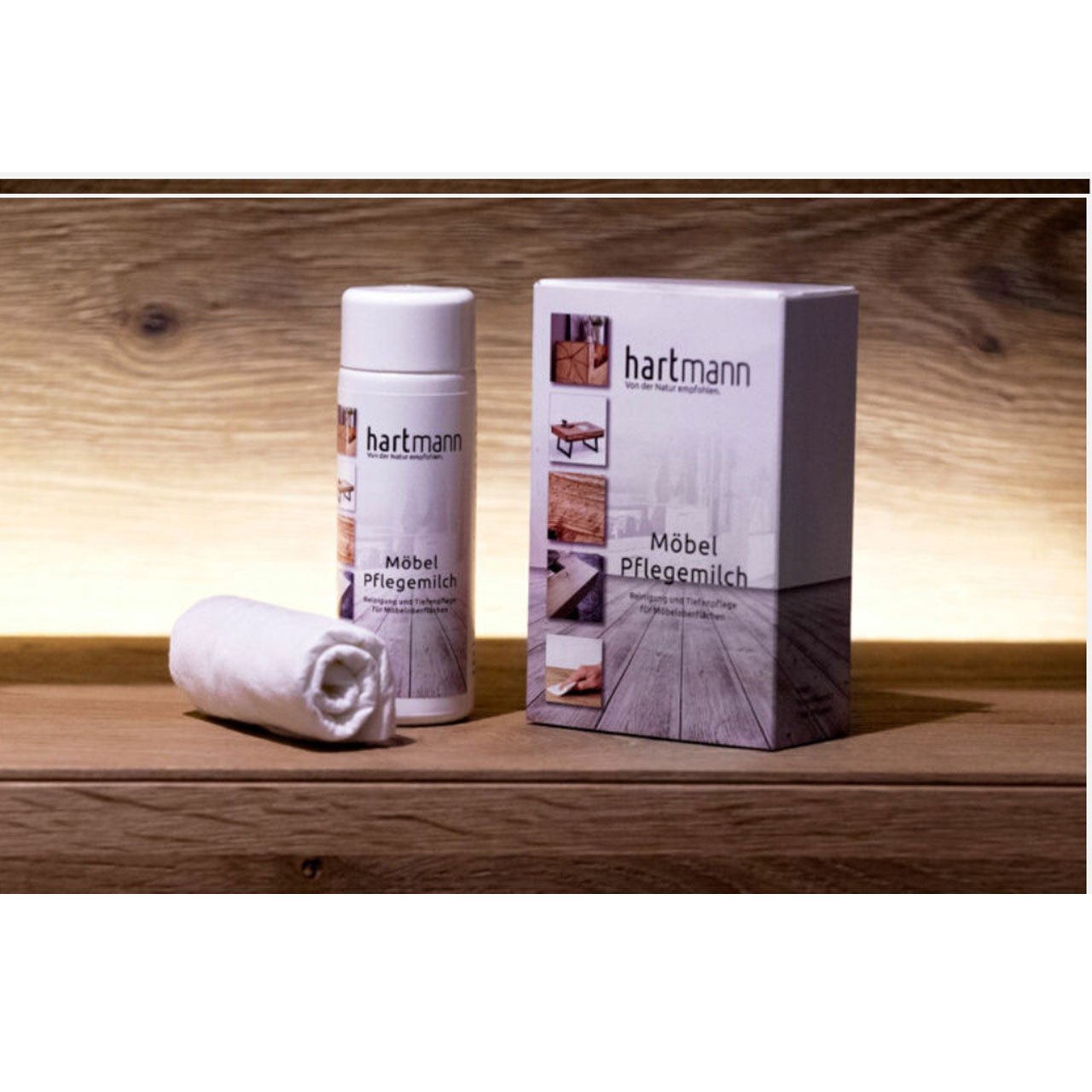 Zweiteiliges Pflegeset für Massivholzmöbel, bestehend aus einer Pflegemilch und einem Wischtuch.