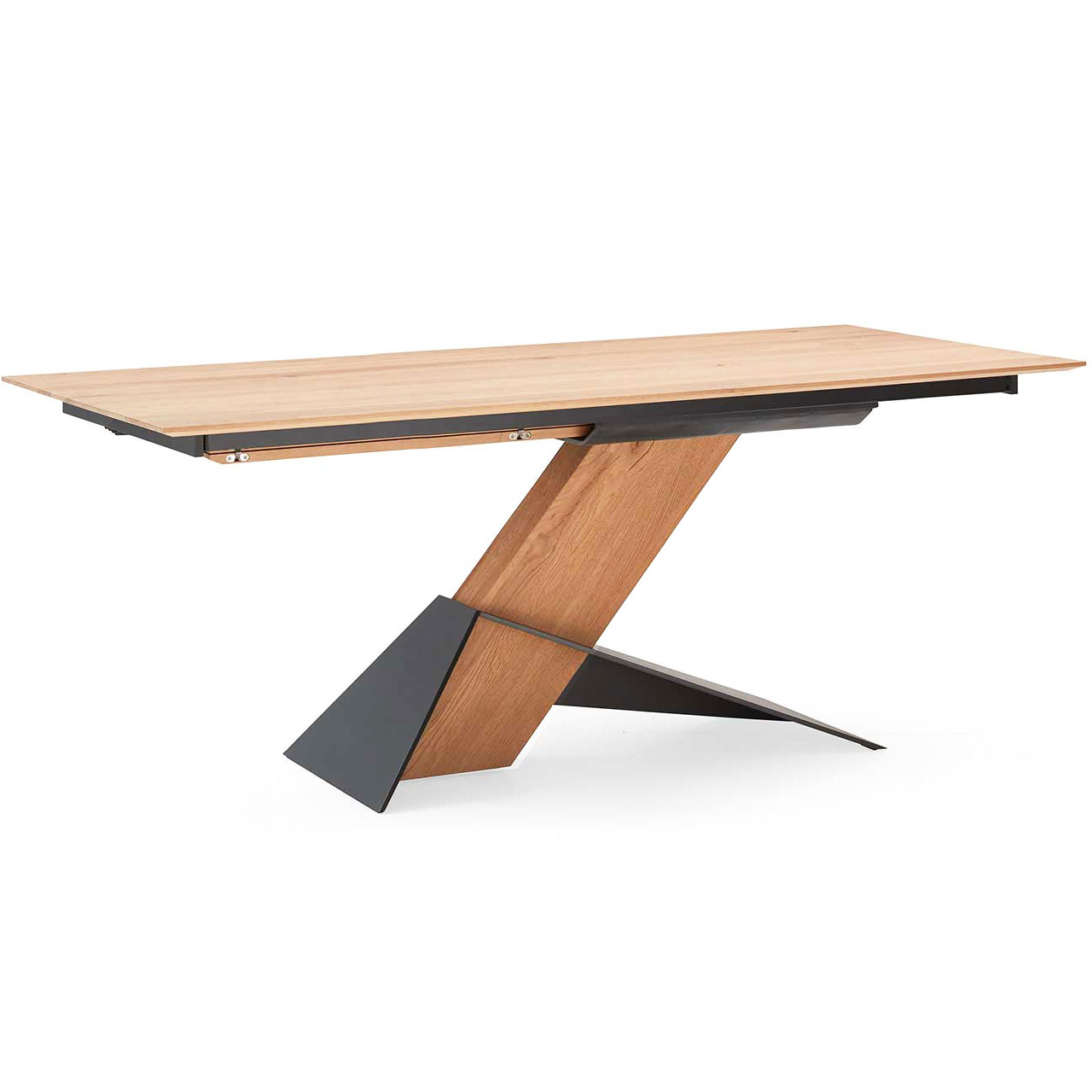 Moderner Esstisch aus massiver Kerneiche Natur mit rechteckiger, ausziehbarer Tischplatte. Der schräge Trägerbalken ist unten von anthrazitfarbenen Baustahlstreben eingefasst.