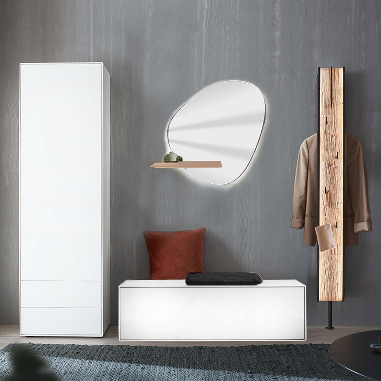 Moderne vierteilige Garderobe aus massiver Kernbirke weiß lackiert: Ein Hochschrank, ein Garderobenpaneel mit Kleiderstange, Mantelhaken und Spaltholz-Akzent, eine Sitzbank mit Klappe und ein asymmetrischer Wandspiegel mit Ablage.