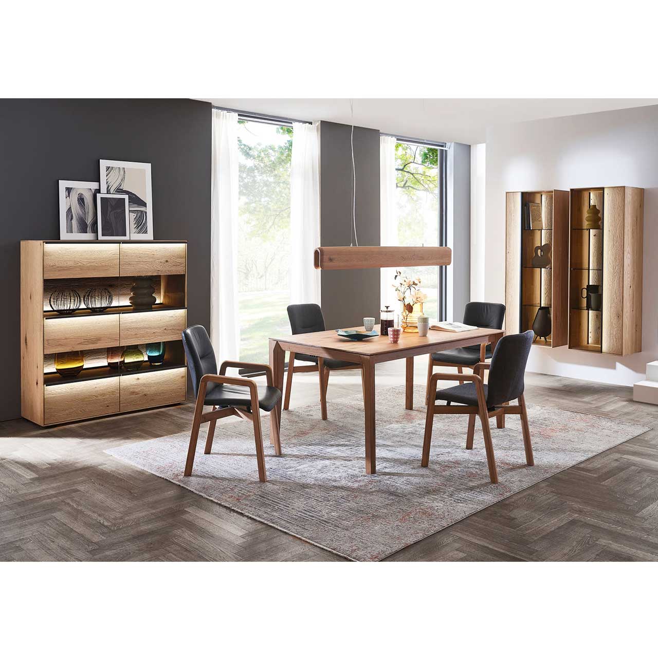 Modernes Esszimmer mit Tisch, Stühlen, Vitrinen und Highboard 