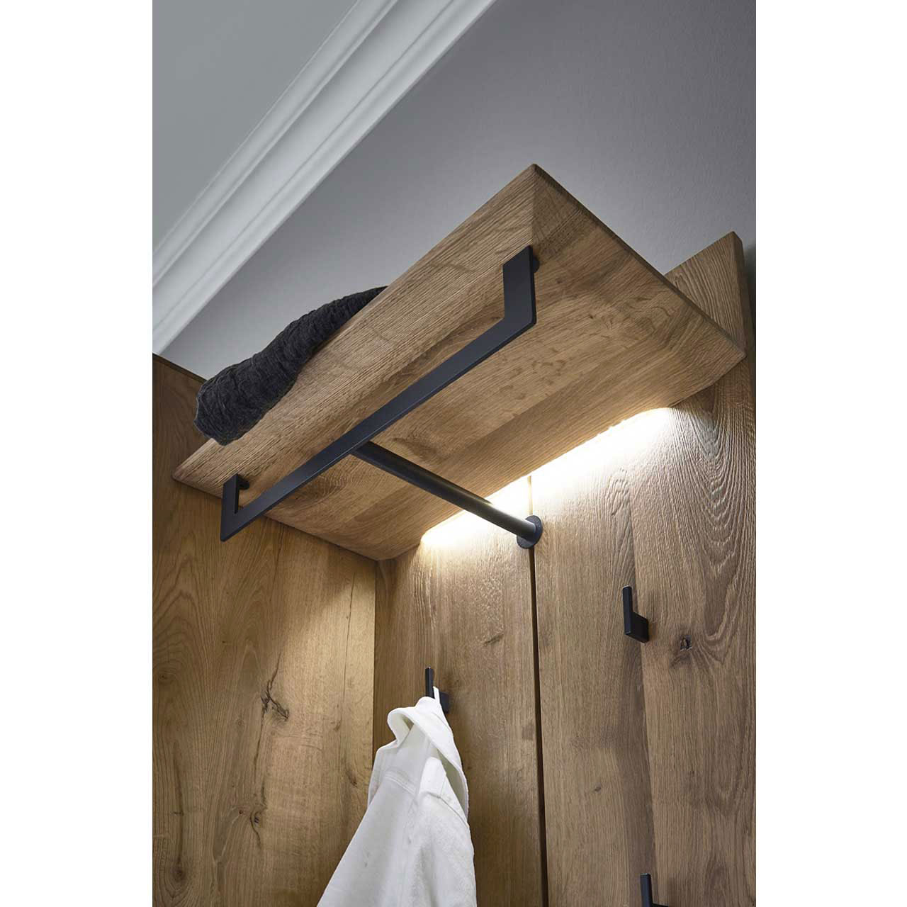 Detailbild der Bodenbeleuchtung der Wandgarderobe SALVO 9061 aus massiver Kerneiche Natur gebürstet.