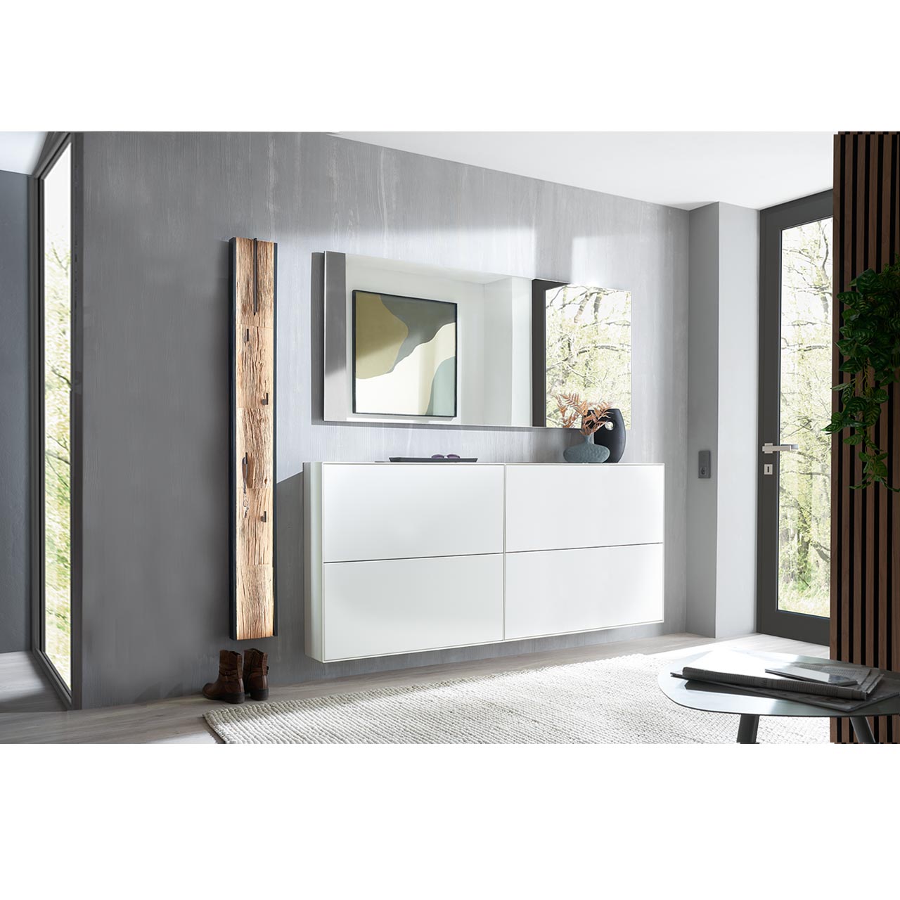 Milieubild Hartmann SALVO 8550G -  Garderobe Nr. V118S - Kernbirke weiß Lack, Spaltholz Flur mit modernen Garderobenmöbeln aus massiver Kernbirke weiß lackiert: Zwei Schuhkipper in Lack weiß, darüber ein langer, rechteckiger Wandspiegel, links ein Garderobenpaneel mit Kleiderstange und Haken und Spaltholz-Akzent.