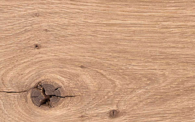 Holz-Kachel in Kerneiche Natur mit sichtbarer Holzstruktur mit feinen Rissen und dezenten dunklen Holzeinschlüssen, Oberfläche im warmen, hellen, Braunton.