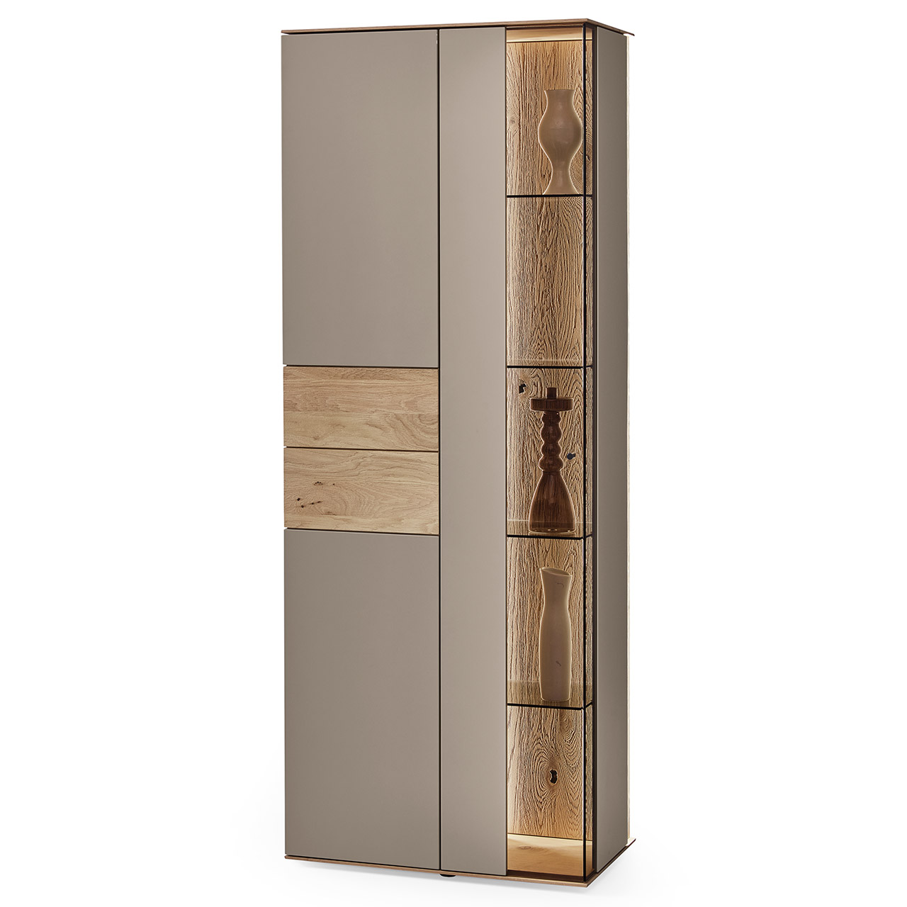 Moderne Vitrine aus massiver Kerneiche Natur mit Lackfronten in Sand. Mit Glas-Lacktür mit edler, beleuchteter Riffholzrückwand rechts und einer Lacktür mit eingearbeiteter Riffholzfront links.