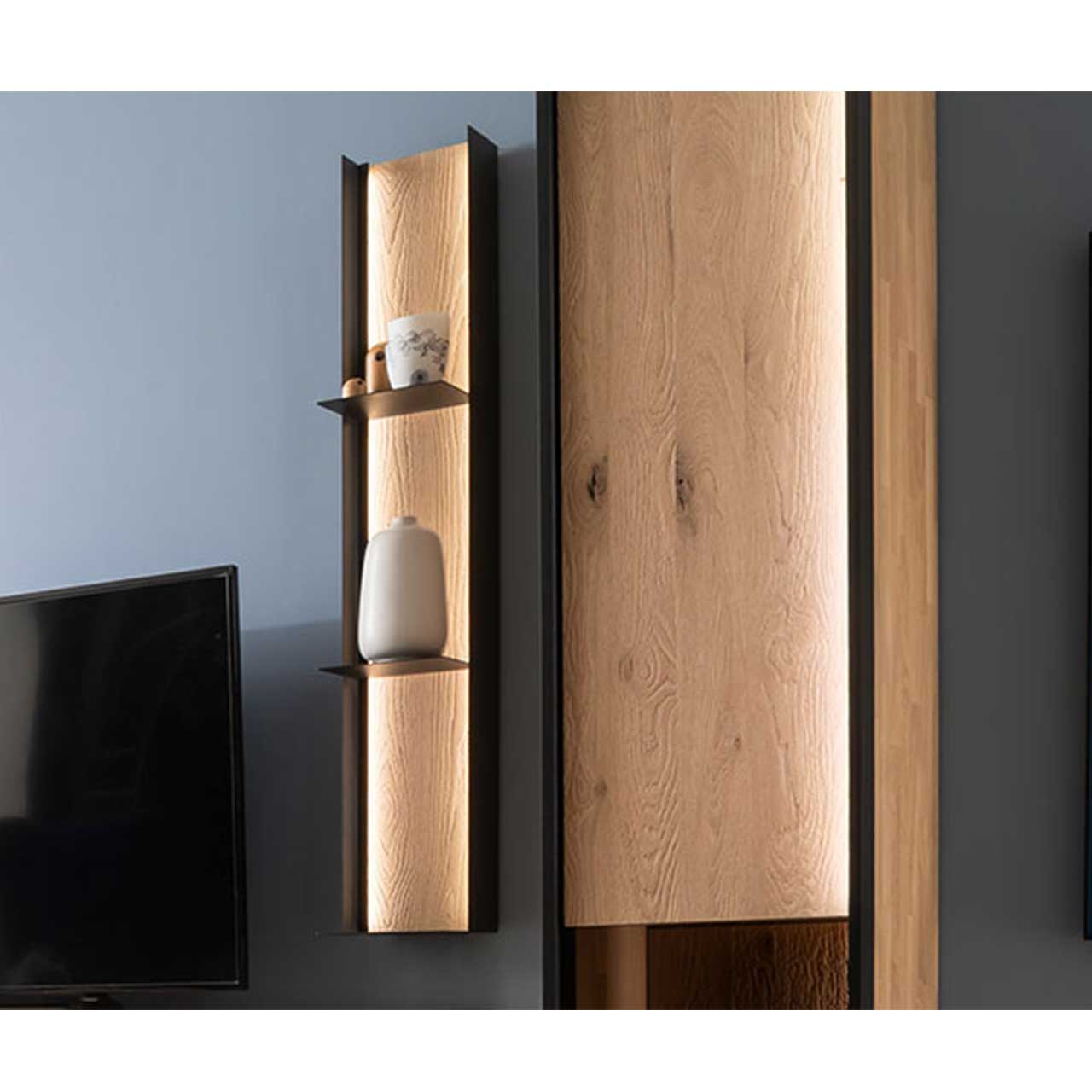 Detailansicht eines schmalen Wandregals mit Metallrahmen in Anthrazit und drei Metallablageböden sowie heller Riffholzrückwand.