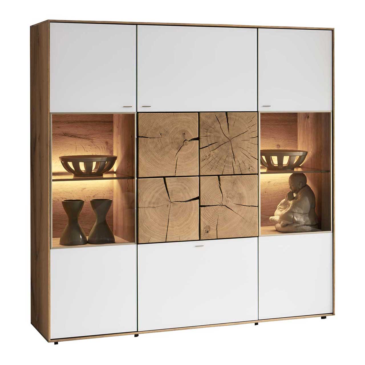Modernes Highboard aus massiver Kerneiche Umato mit Mattglas weiß Fronten, rechts und links mit beleuchtetem Glasausschnitt, mittig mit vier dekorativen, rechteckigen Hirnholzscheiben in heller Kerneiche Umato.