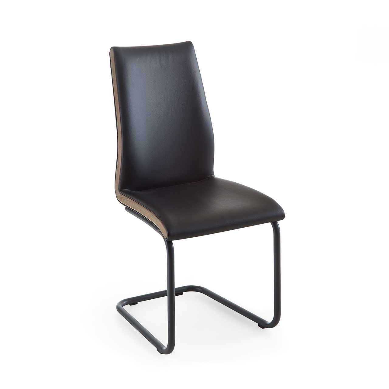 Frontansicht eines Freischwingers mit schwarzem Lederbezug, Metallgestell in Anthrazit und seitlicher Holzapplikation in Altholzbuche Uyaa.