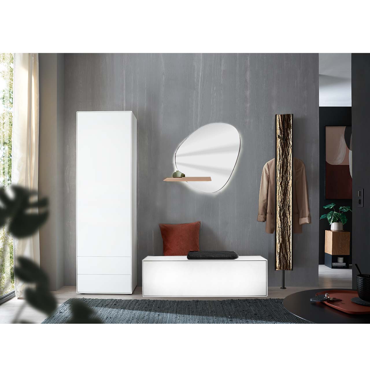 Flur mit modernen Garderobenmöbeln aus massiver Kernbirke in Lack weiß: Ein Hochschrank, ein Garderobenpaneel mit Kleiderstange, Ablageböden und Rinden-Akzent, eine Sitzbank mit Klappe und ein asymmetrischer Wandspiegel mit Ablage.
