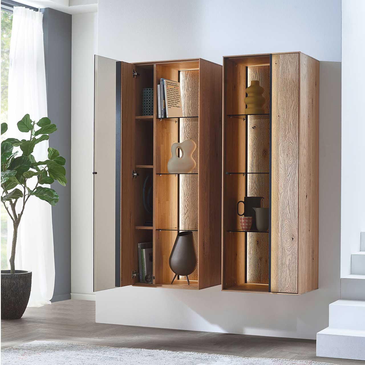 Zwei Hängeschränke aus massiver Kerneiche Natur mit Glastür an einer weißen Wand