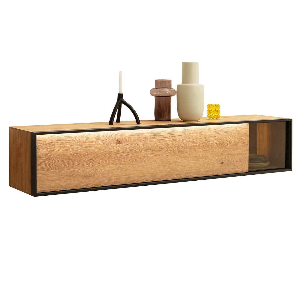 Modernes Hängelowboard aus sandgestrahlter Kerneiche Natur mit beleuchtetem Glasausschnitt rechts, eingefasst in einen anthrazitfarbenen Metallrahmen.