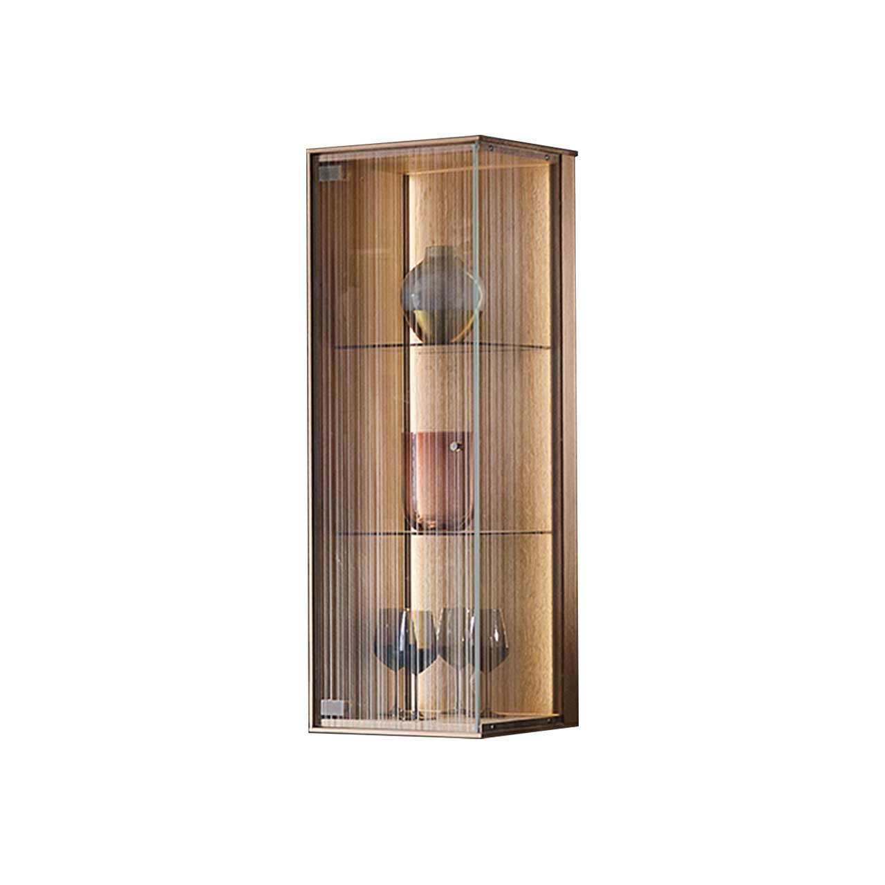 Seitliche nicht einer edlen, beleuchteten Hängevitrine aus Kerneiche Natur mit Tür aus satiniertem Glas und Metallgriff.