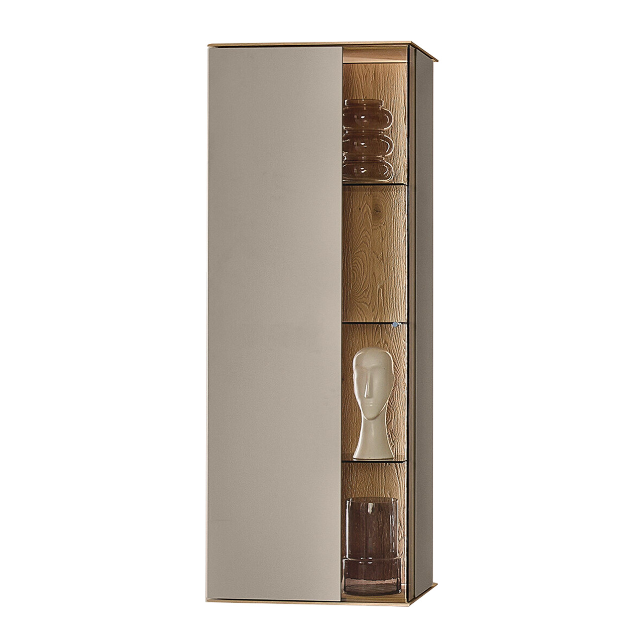 Moderne Vitrine aus massiver Kerneiche Natur mit Lackfronten in Sand. Mit einer Glas-Lacktür und beleuchteter Riffholzrückwand rechts.