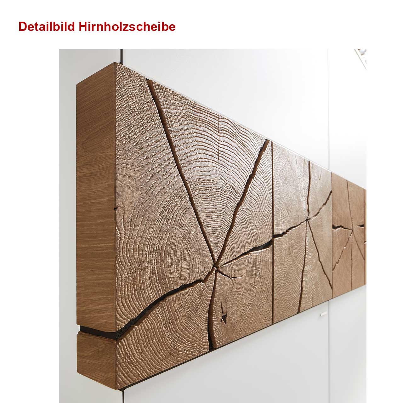 Hart Detailbild dreier rechteckiger Hirnholzscheiben mit sichtbarer Holzmaserung und charakteristischen Holzrissen. Mit Hinweistext: Detailbild Hirnholzscheibe mann Möbel Caya - Lowboard 7170-2225 W - Detail Hirnholz