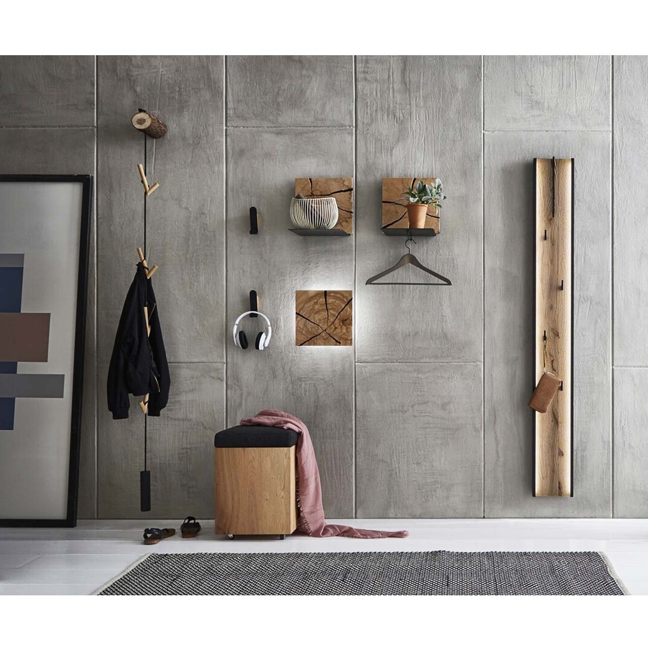 Modern eingerichtete Garderobe mit Kleinmöbeln aus massiver Kerneiche kombiniert mit Metall. Wandablagen und Wandleuchten mit echtem Hirnholz, schmale Wandgarderobe mit Stange und Metallhaken, Sitzhocker mit Stauraumfach uvm.