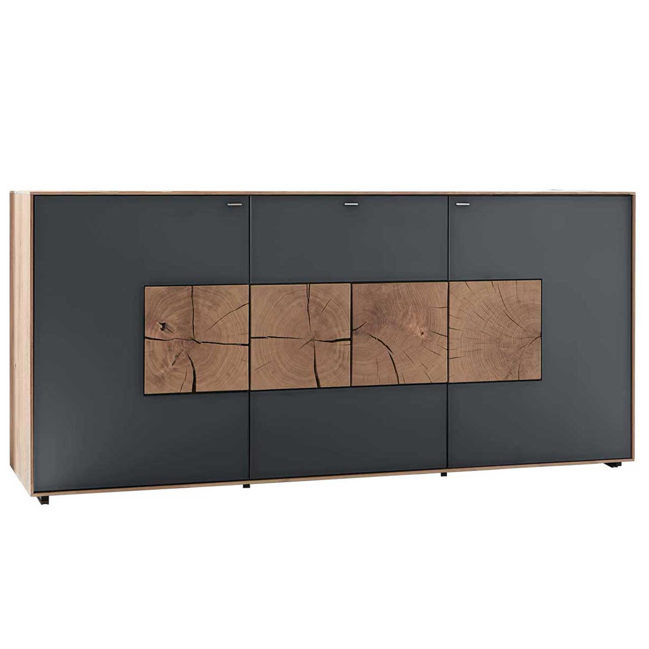 Modernes Sideboard aus massiver Kerneiche Umato mit anthrazitfarbenen Mattglasfronten und vier dekorativen, rechteckigen Hirnholzscheiben.