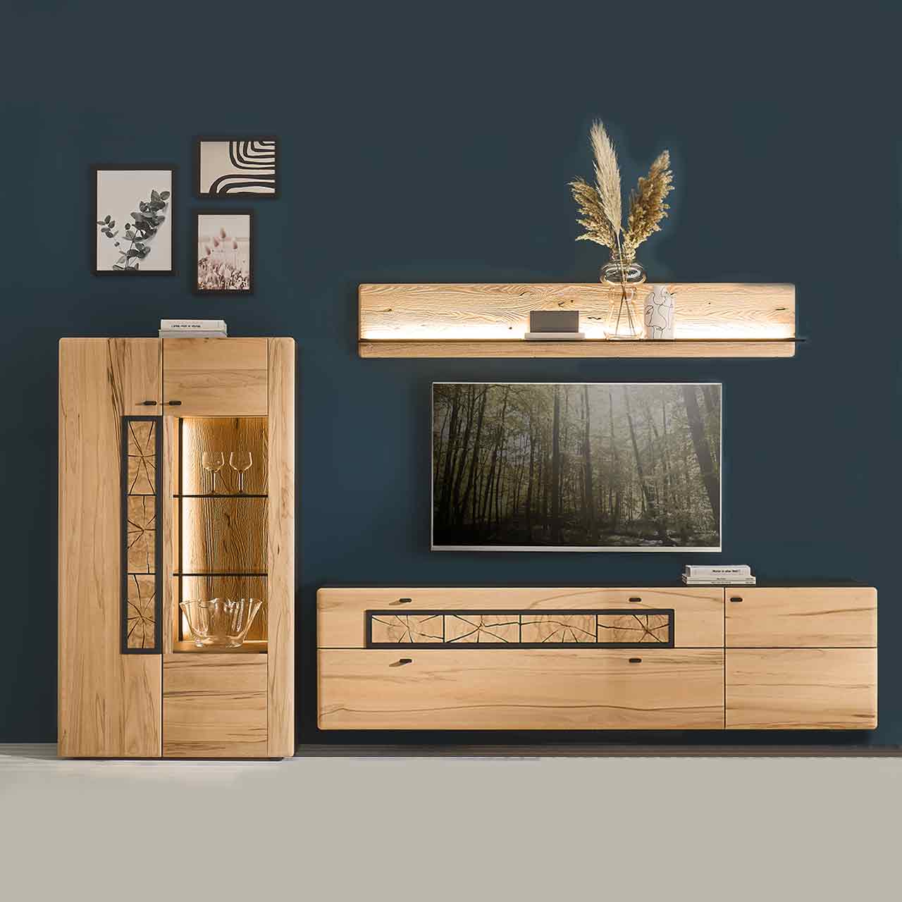 Wohnzimmer - Möbel-Serie Hartmann KNUD 5580 - Wohnwand Nr. 34 Dreiteilige Massivholzwohnwand aus Kernbuche vor dunkelblauer Wand mit Fernseher. Bestehend aus Highboard mit Glasfront, Höhe ca. 155cm, Lowboard mit dekorativen Hirnholzscheiben, Breite ca. 211cm und Hängepaneel mit Glasablage, Breite ca. 168cm