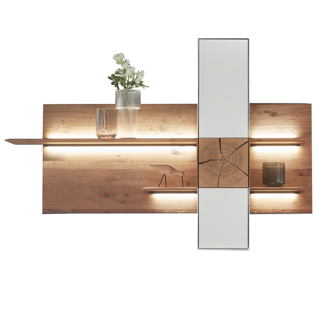 Moderne Regal-Kombination mit einem Wandpaneel aus massiver Kerneiche Umato und zwei beleuchteten Regalböden sowie einem rechts positioniertem Hängeschrank mit Mattglas weiß Front und dekorativer Hirnholzscheibe.
