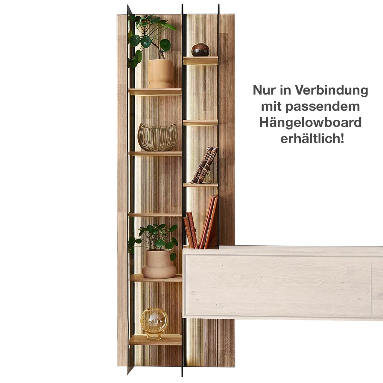 Hohes modernes Wandregal aus massivem Holz mit geschroppter Rückwand, acht Holzböden und drei beleuchteten Glasseiten aus Parsolbronze - als linksstechendes Anbauelement für ein passendes VALA Hängelowboard.