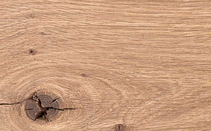 Holz-Kachel in Kern­eiche Natur mit lebendiger Maserung – sichtbare Holzstruktur mit feinen Rissen, Oberfläche in warmem, mittelbraunem Naturton – zur Holzauswahl bei Möbeln der Hartmann-Möbelserien wie z.B. RUNA, NATURZEIT oder NATURWERKE