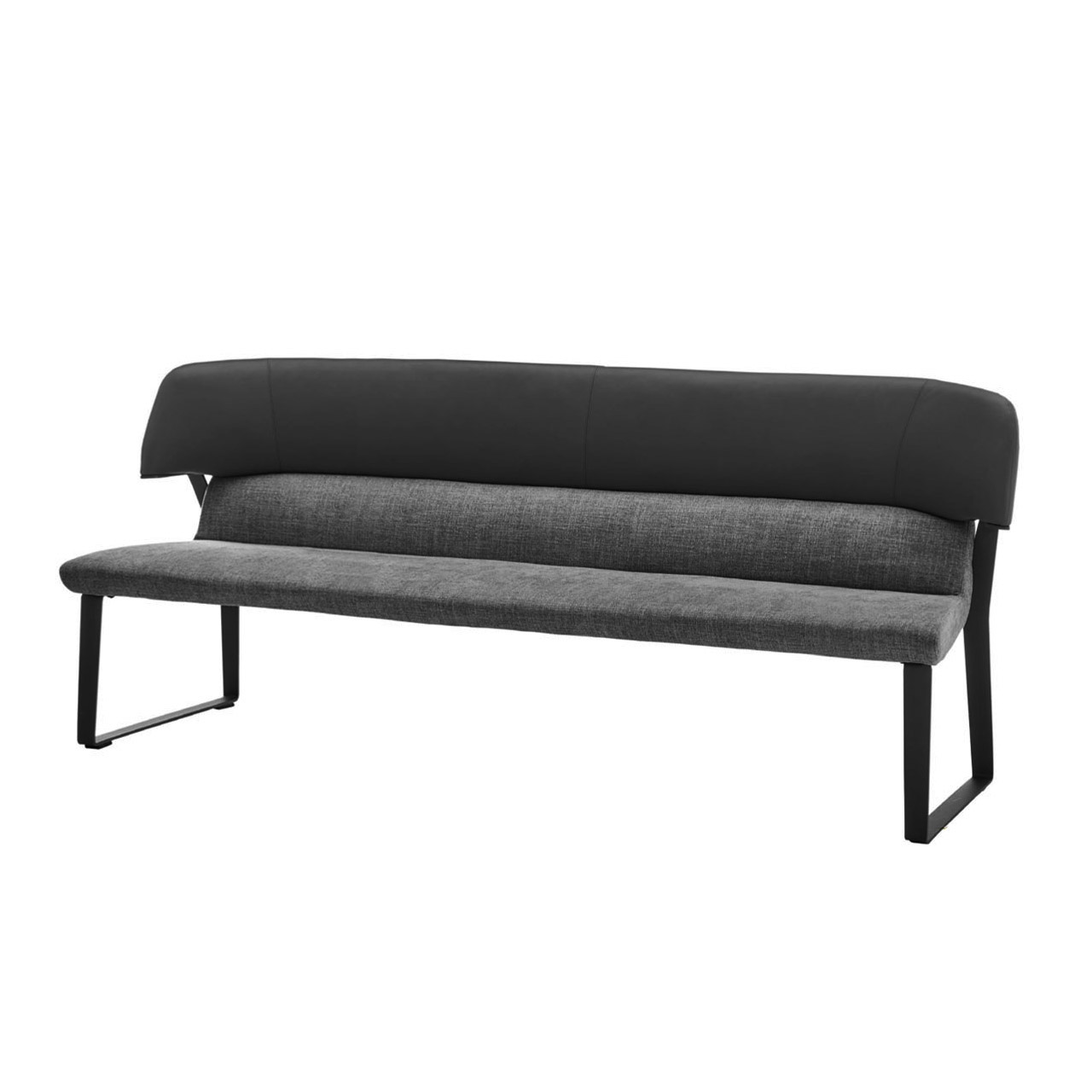Moderne Esszimmer Sitzbank mit gepolsterter Sitzfläche in dunkelgrauem Stoff und Rückenlehne in schwarzem Leder auf zwei bereiten Metallkufen in anthrazit.