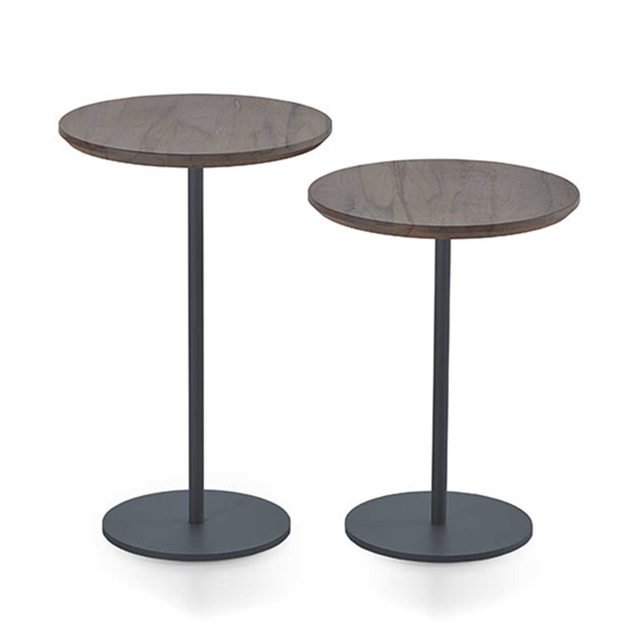 Zwei filigrane Beistelltische mit runder Tischplatte aus Alholzbuche Uyaa sowie Säule und Bodenplatte aus Metall in Anthrazit.