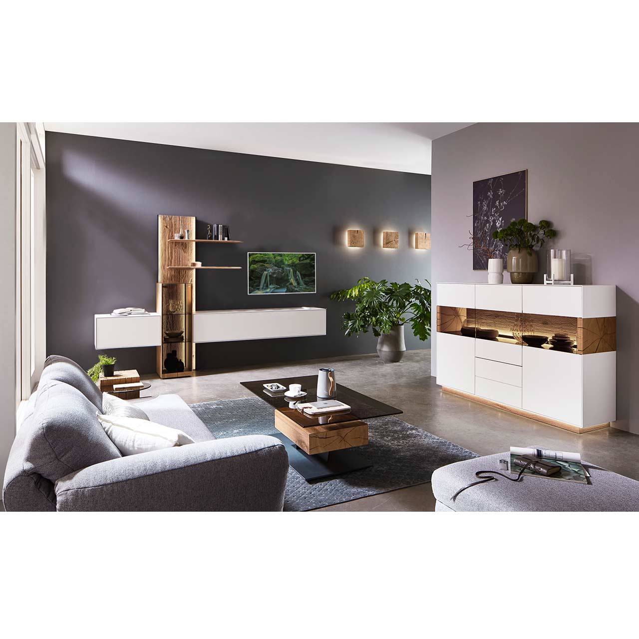 Modernes Wohnzimmer mit Möbeln aus weißem Lack und Massivholzelementen