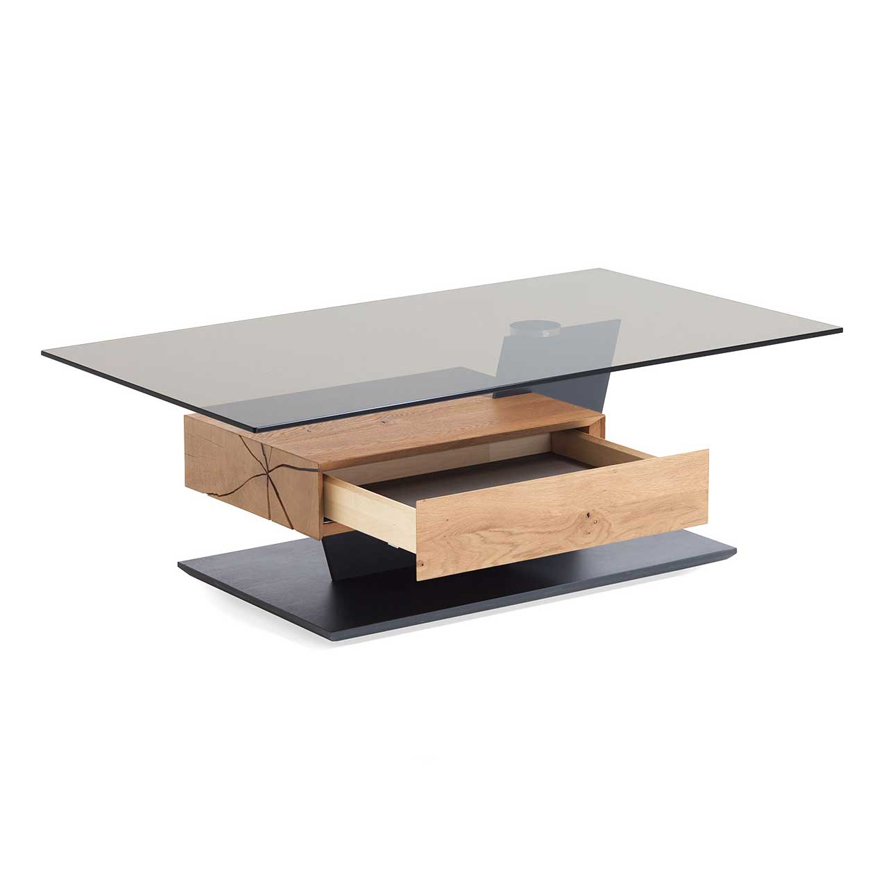 Moderner Couchtisch mit rechteckiger Glasplatte und Hirnholzblock aus massiver Kerneiche Natur mit geöffnetem Schubkasten auf dunkler Bodenplatte.