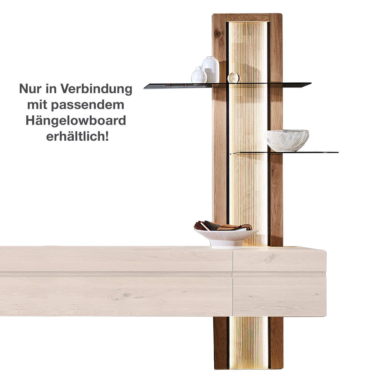 Hohes Wandpaneel aus massiver Kerneiche Natur mit edler geschroppter Rückwand und zwei Glasböden. Als Aufsatz und nur in Verbindung mit einem VIDA Hängelowboard erhältlich.