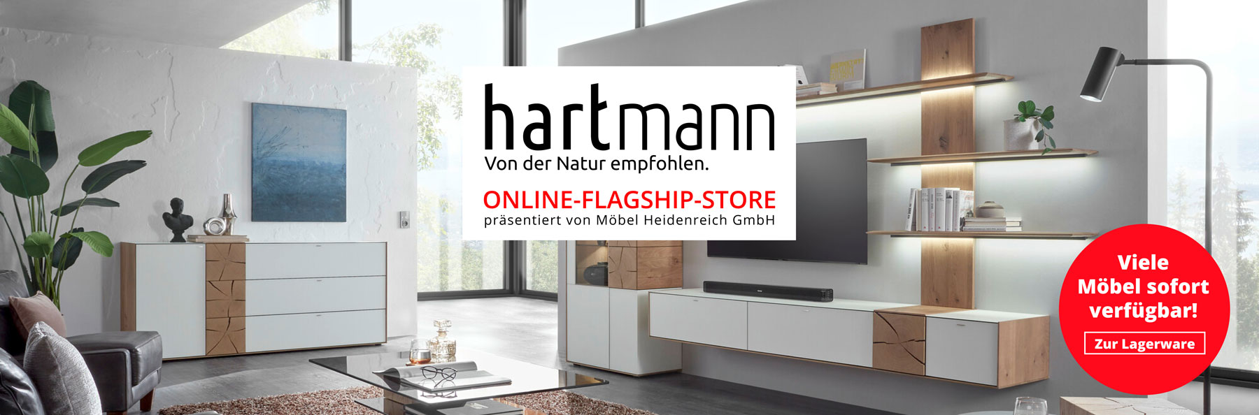 Elegante Wohnzimmermöbel in massiver Kerneiche Umato und Mattglasweiß mit einzigartigen Hirnholzapplikationen. Erhältlich bei Möbel Heidenreich, dem Hartmann Möbel Online Fachgeschäft. Mit Hinweistext: Viele Möbel sofort verfügbar - zur Lagerware