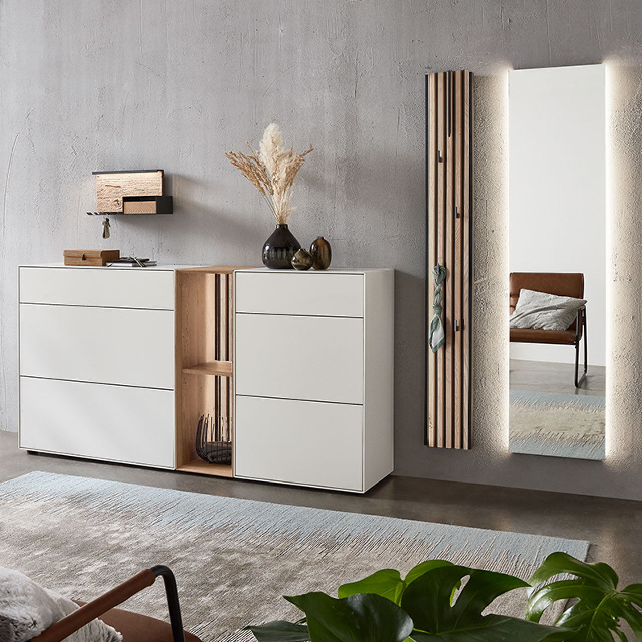 Hartmann SALVO 8550G - Garderobe Nr. V124L - fünfteilig - Kernbirke weiß Lack, Kerneiche Natur, Lamellen Moderne fünfteilige Garderobe aus massiver Kernbirke und Kerneiche Natur: Regalelement mit Lamellen-Rückwand zwischen zwei weiß lackierten Stauraumschränken, dazu ein Garderobenpaneel mit Lamellen-Akzent und ein rechteckiger Spiegel.