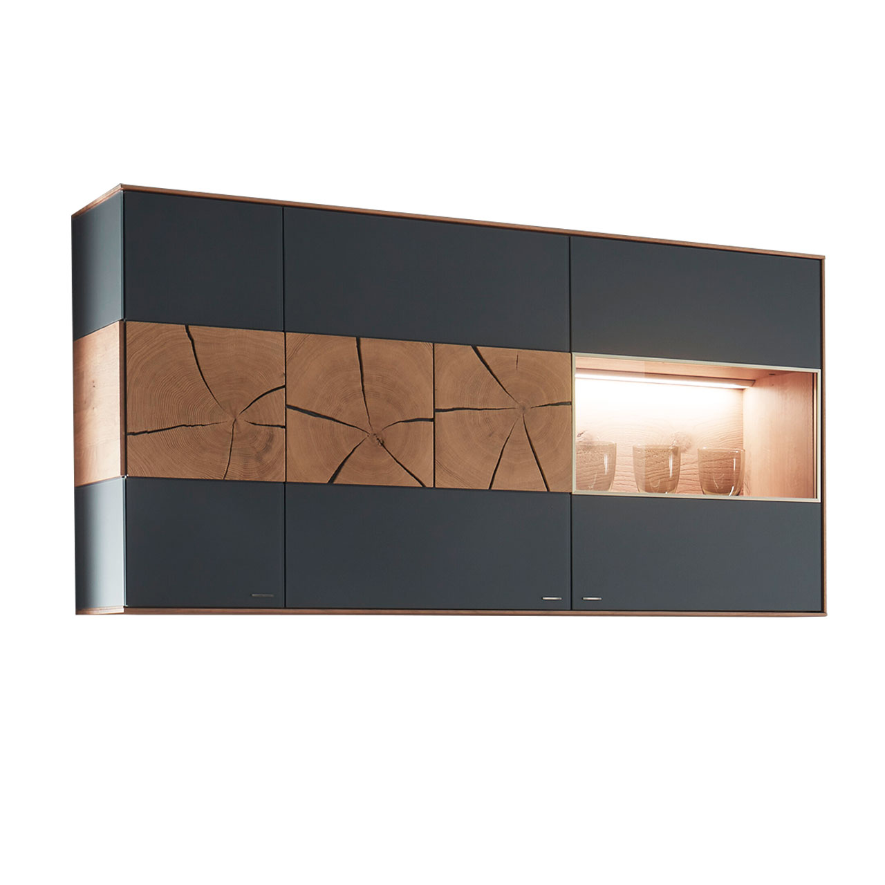 Hartmann CAYA - Hängevitrine 7170-4141A Moderne Hängevitrine aus massiver Kerneiche Umato mit Mattglas anthrazit Front, mit einer Holztür mit dekorativer Hirnholz Applikation aus drei rechteckigen Hirnholzscheiben und einer Glastür.