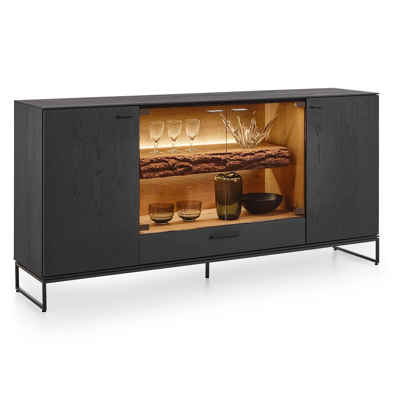 Modernes Sideboard aus massiver Kerneiche Natur, anthrazit gebeizt, mit mittigem, beleuchtetem Glasausschnitt und sichtbarem Rindenboden, auf filigranen Metallkufen in Anthrazit.
