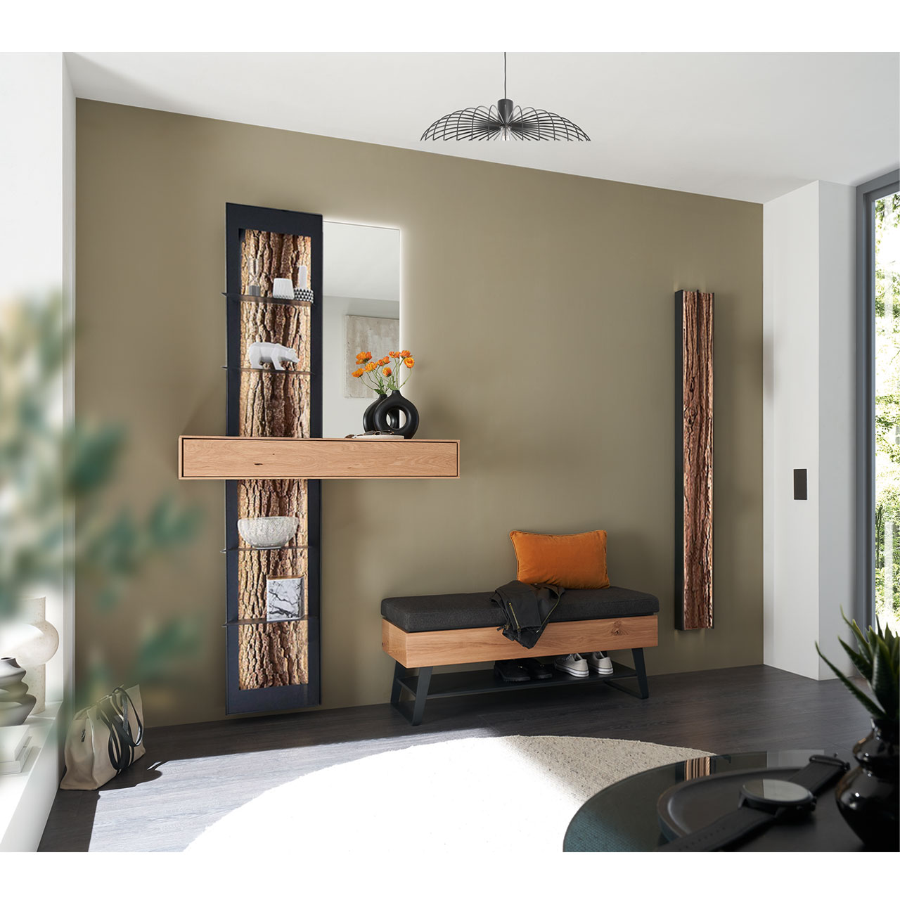 Flur mit modernen Garderobenmöbeln aus massiver Kerneiche Natur: Ein Regalelement mit Schubkasten, Ablageböden und Rinden-Akzent, eine Wandgarderobe mit Rinden-Rückwand und eine gepolsterte Sitzbank auf Metallkufen mit Stauraumfach.